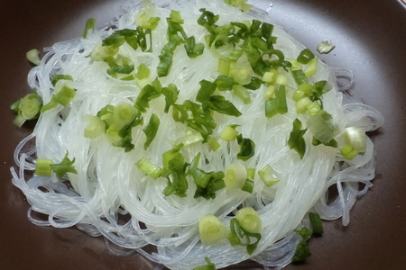 Теплый салат из фунчезы с зеленым луком и с шашлычками из морепродуктов.: шаг 4
