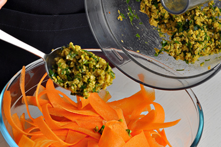 Морковный салат с оливковым тапенадом, куриные голени с пикантной корочкой  (ужин за 15 минут)  : шаг 6