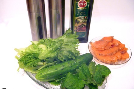 Салат огуречный с лососем и мятной заправкой : шаг 1