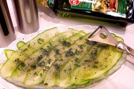 Салат огуречный с лососем и мятной заправкой : шаг 2
