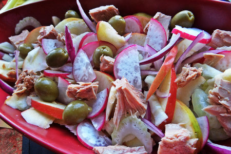 Салат с овощами,яблоком,оливками и тунцом: шаг 7