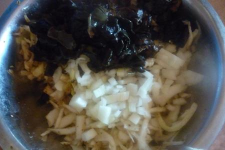 Салат из сушёных грибов и капусты: шаг 2