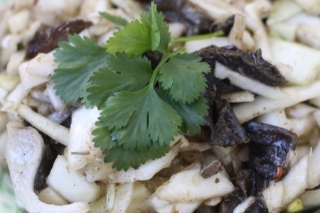 Салат из сушёных грибов и капусты: шаг 5