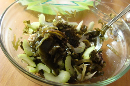 Салат из морской капусты с мидиями и сельдереем.: шаг 5