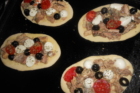 Мини-пиццы с сайрой, моцареллой и маслинами: шаг 8