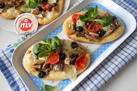 Мини-пиццы с сайрой, моцареллой и маслинами: шаг 9