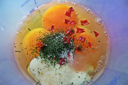 Омлет с горошком и томатом в свч: шаг 2