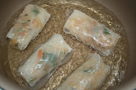 Рулетики из рисовой бумаги с пряным салатом из фунчезы с креветками по-тайски: шаг 10