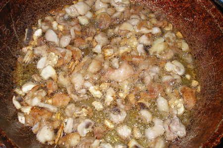Жареная картошечка с куриными шкварками и грибами: шаг 1