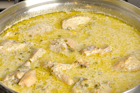 Курица с зеленым луком, сливками и вином (pollo a la crema con verdeo)  : шаг 6