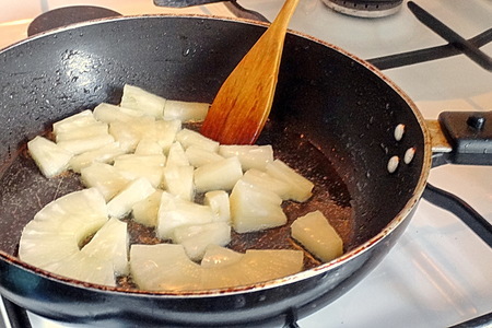Теплый салат из риса с жареными креветками и ананасом: шаг 3