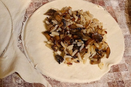 Слоёные пирожки с рисом и грибами.: шаг 6