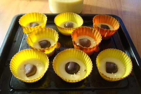 Кексы ванильно-апельсиновые с шоколадными конфетами "ассорти".: шаг 5