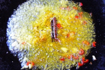 Пряный рис с цветной капустой, зеленым горошком и помидорами: шаг 4