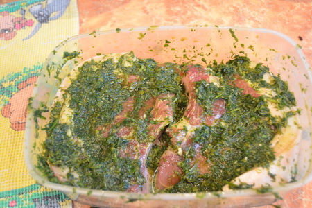 Свиная корейка в маринаде из зелени и персиковым соусом: шаг 3