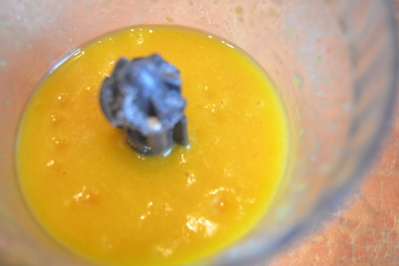 Свиная корейка в маринаде из зелени и персиковым соусом: шаг 5