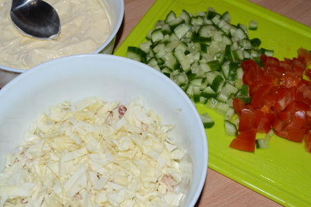 Рис  салатом из курицы, огурца и сухариков: шаг 2