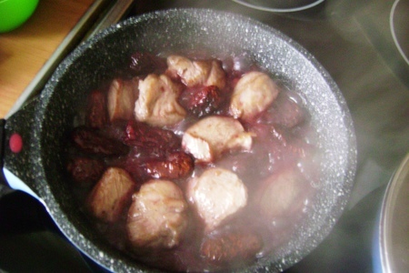 Сладкая свинина с финиками и арахисом в пикантном винном соусе.: шаг 3