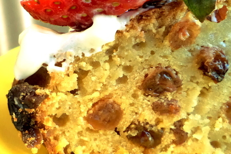 Праздничный кекс к 9 мая  с изюмом, орехами, взбитыми сливками и клубникой! : шаг 8