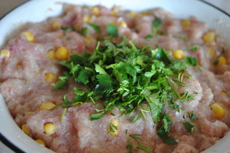  рис  "басмати" с котлетками из индейки с кукурузой и зеленью: шаг 3