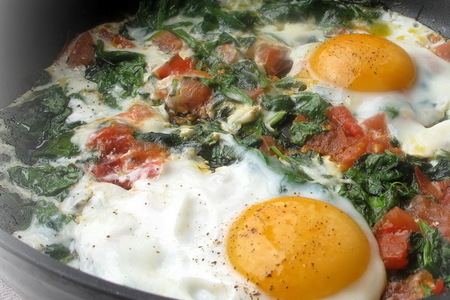 Яичница со шпинатом / ispanaklı yumurta: шаг 7