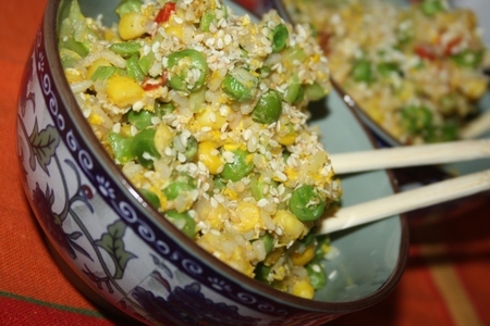 Жареный рис с овощами и яйцом по-китайски: шаг 8