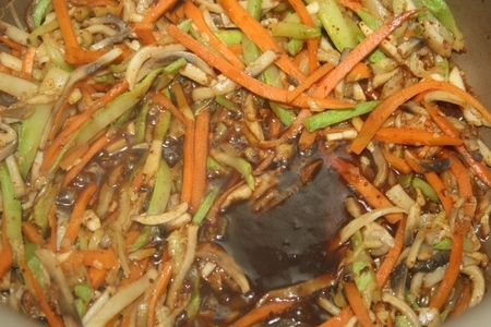 Рисовая лапша с грибами и овощами по-китайски: шаг 9
