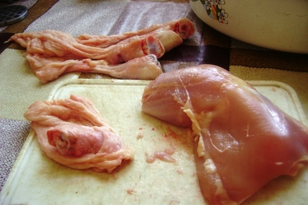 Ножки куриные, фаршированные шпинатом, сыром и овощами.: шаг 1