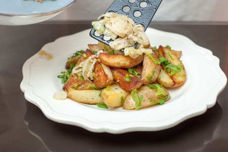 Салат из картофеля и тунца с луком и петрушкой: шаг 6
