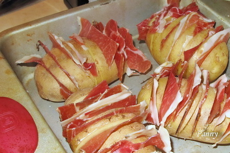 Картошка,  запеченная гармошкой с беконом и пармезаном - bacon parmesan hasselback potatoes : шаг 3