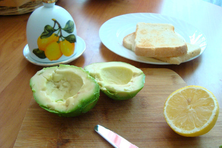 Тосты с авокадо и брынзой-полезный завтрак.: шаг 1