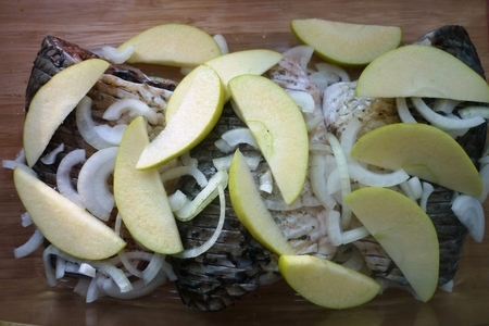 Речная рыба с яблоками и овощами  в духовке // как сделать вкусное блюдо из костлявой рыбы: шаг 2