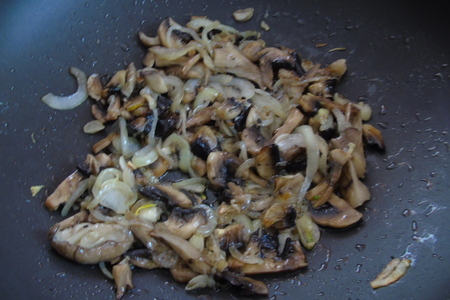 Рисовый теплый салат с грибами: шаг 2