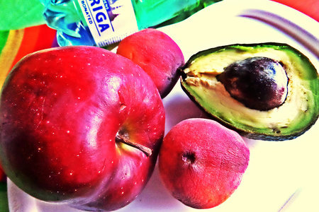 Яблочный коктейль с авокадо и персиком: шаг 1