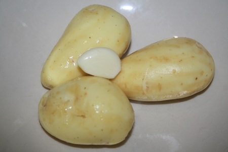 Картофельные колдуны с сосисками и сыром в свч за 10 минут: шаг 1