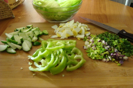 Зелёный салат с« айсбергом»,зелёными овощами,зеленью с йогуртом.: шаг 1