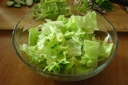 Зелёный салат с« айсбергом»,зелёными овощами,зеленью с йогуртом.: шаг 2