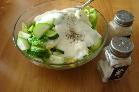 Зелёный салат с« айсбергом»,зелёными овощами,зеленью с йогуртом.: шаг 3