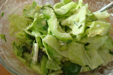 Зелёный салат с« айсбергом»,зелёными овощами,зеленью с йогуртом.: шаг 4
