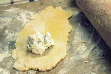 Равиоли с сыром, зеленью и кедровыми орехами под соусом из шпината и грана подано: шаг 4