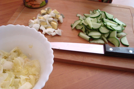 Рисовый салат с тунцом и салатными листьями "айсберг": шаг 2