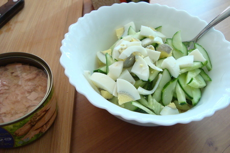 Рисовый салат с тунцом и салатными листьями "айсберг": шаг 3
