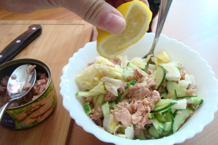 Рисовый салат с тунцом и салатными листьями "айсберг": шаг 4