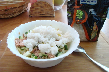 Рисовый салат с тунцом и салатными листьями "айсберг": шаг 5