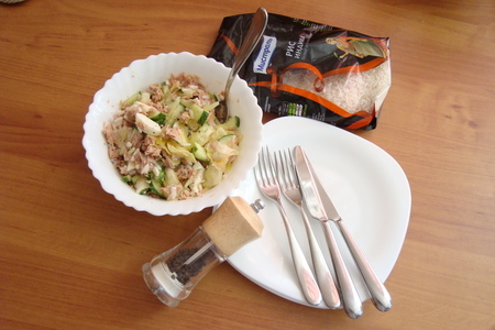 Рисовый салат с тунцом и салатными листьями "айсберг": шаг 6