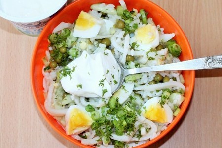 Салат из кальмаров с рисом и зеленым горошком: шаг 6