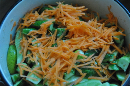 Пикантный салат в корейском стиле из огурцов и моркови на зиму: шаг 2