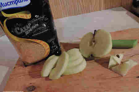 Куриный "рогалик" фаршированный сыром в пикантной панировке с карамельными яблоками: шаг 4
