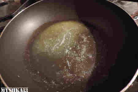 Куриный "рогалик" фаршированный сыром в пикантной панировке с карамельными яблоками: шаг 5