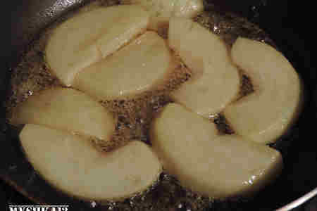 Куриный "рогалик" фаршированный сыром в пикантной панировке с карамельными яблоками: шаг 7
